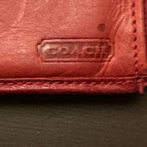 FREE wallet with a purchase of a bag. - Picture 8 of 14